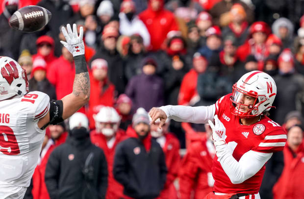 Casey Thompson touchdown pass 2Q Nebraska Wisconsin 2022 USATSI_19463972